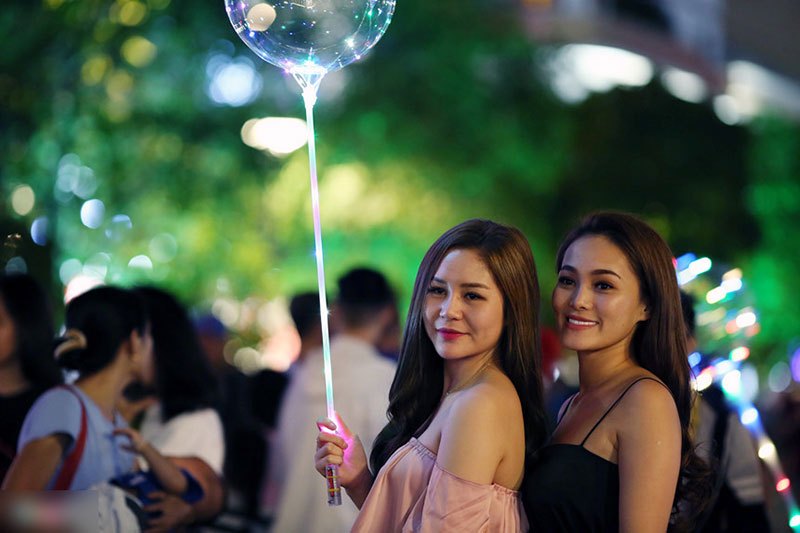 Biển người ra đường đón Giáng sinh